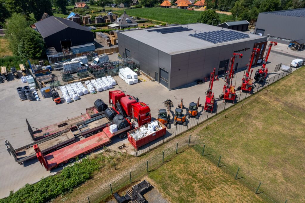 Dronefoto van Bronboringenter in Enter met bedrijfspand, boorinstallaties, trucks en materieel voor bronboring en waterbron boren
