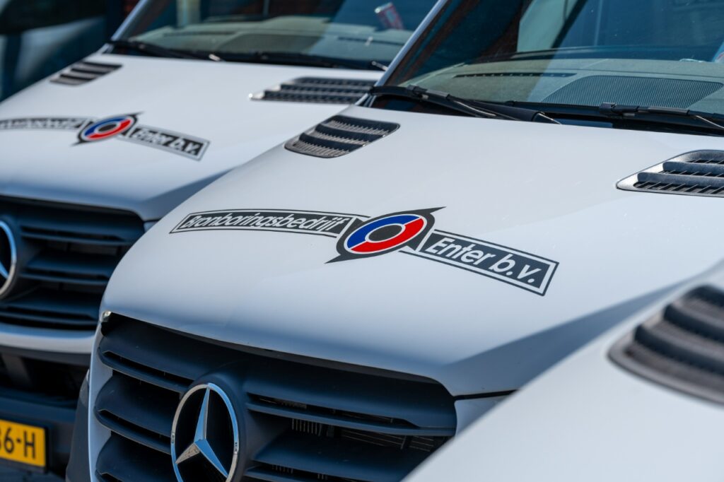 Servicewagens van Bronboringenter met logo, mobiel team voor bronboring, waterbron boren en onderhoud op locatie