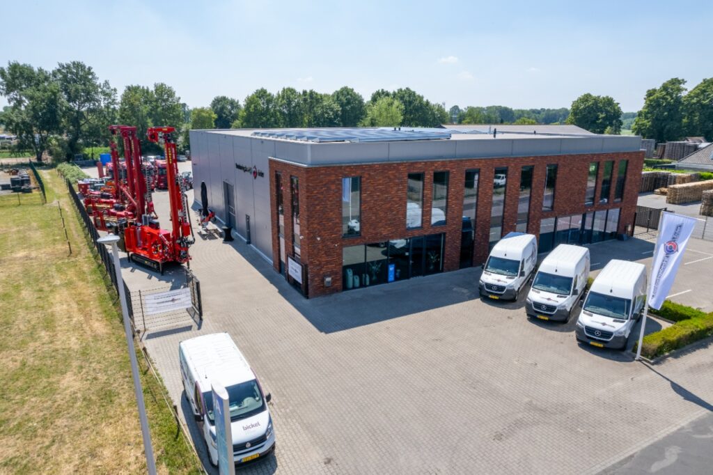 Bedrijfspand van Bronboringenter in Enter met servicebussen en boorinstallaties, specialist in bronboring en waterbron boren