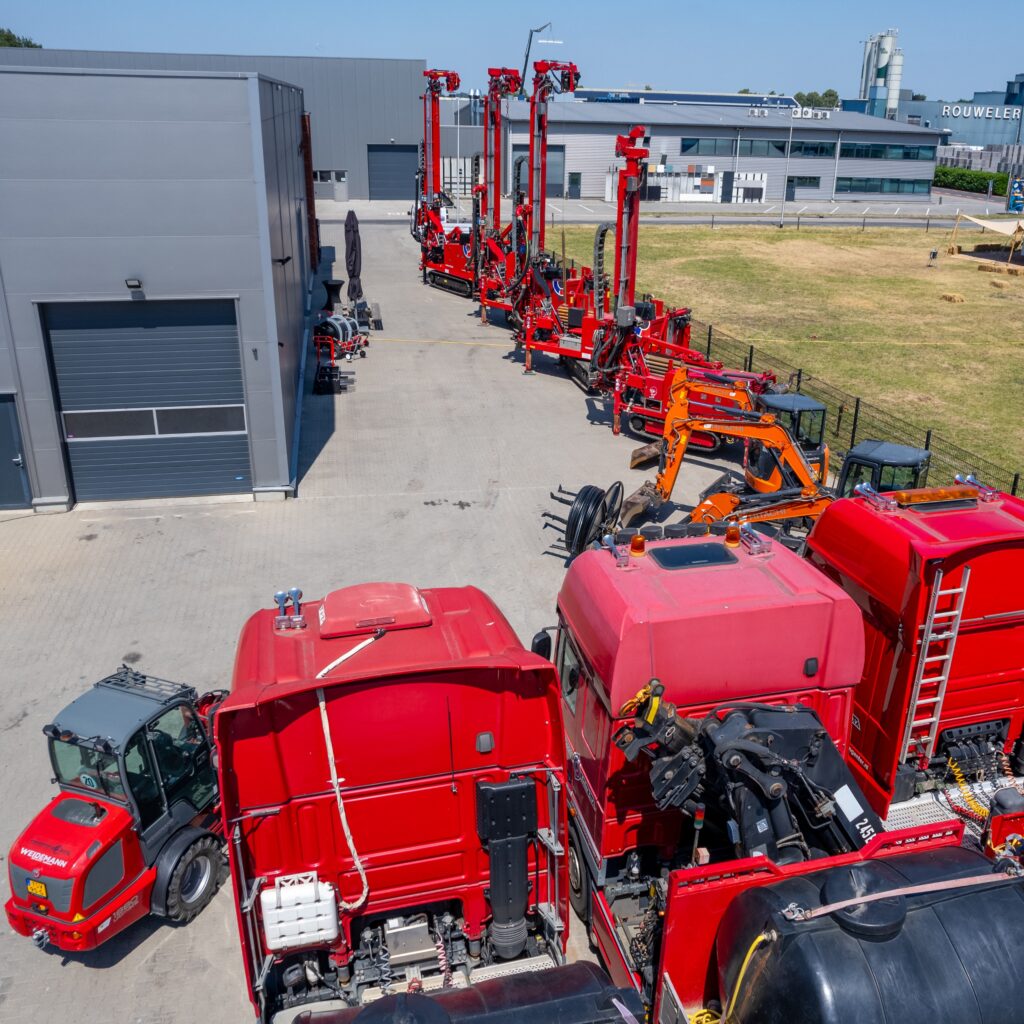 Overzicht van Bronboringenter terrein met boorinstallaties, trucks en graafmachines – compleet wagenpark voor bronboring en waterbron boren