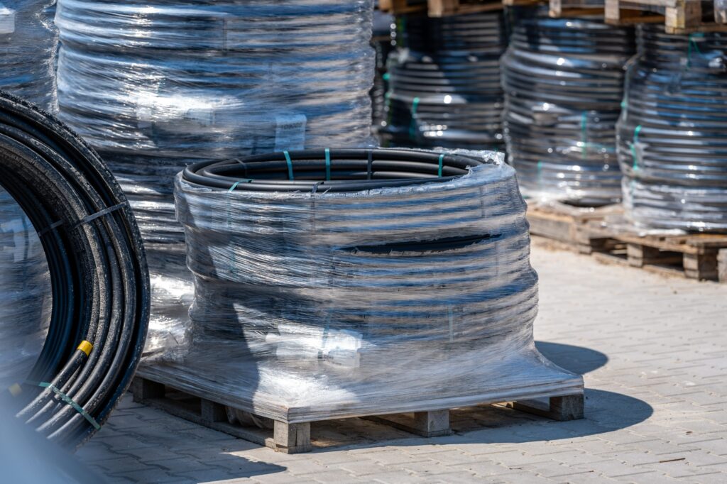 Rollen PE-leiding op pallet bij Bronboringenter, materiaal voor bronboring, waterbron en beregeningsinstallatie