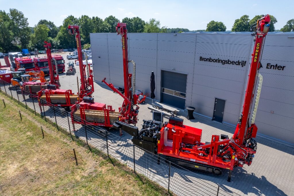 Bronboringenter wagenpark met professionele boorinstallaties en bronboringmachines bij het bedrijfspand in Enter.