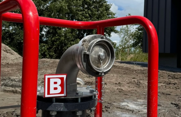 Bronboringenter wateraansluiting met metalen koppeling en afsluitdop op locatie bij bronboring
